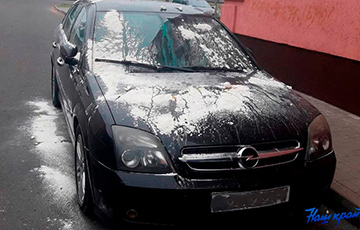 Фотофакт: В Барановичах Opel забросали яйцами и обсыпали мукой