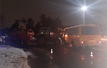 В Светлогорске трактор врезался в школьный автобус с пассажирами