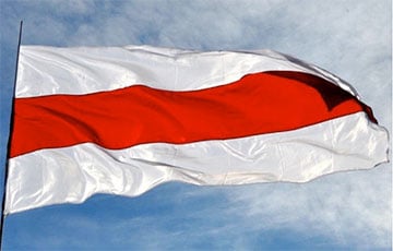 В центре Минска появился бело-красно-белый флаг