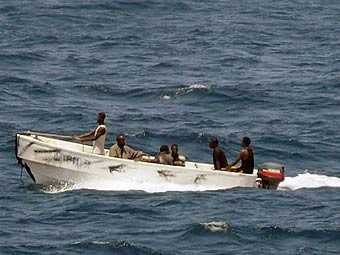 Первая группа сомалийских пиратов покинула "Фаину"