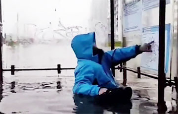 Видеофакт: Белорусы шутят по грудь в воде на остановке автобуса