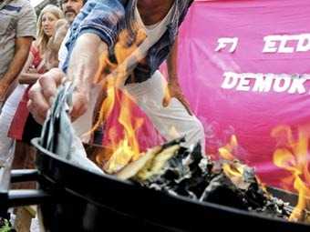 Шведские феминистки сожгли мешок с деньгами в знак протеста