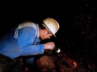В шахте золотого прииска блокированы четыре эквадорских горняка