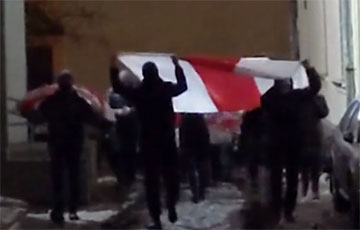 Люди с бело-красно-белыми флагами вышли на марш в центре Минска
