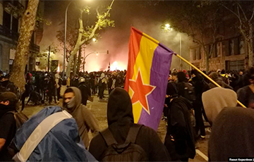 Протесты в Каталонии: спецназовцам дарили конфеты и хамон
