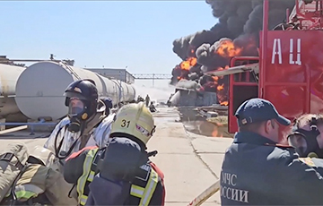 В Омске вспыхнул масштабный пожар на предприятии с нефтепродуктами