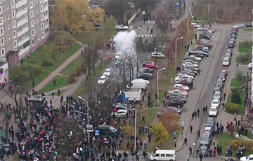Лукашисты забросали людей гранатами на площади Перемен в Минске