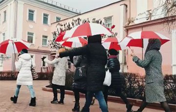 Минчанки с бело-красно-белыми зонтиками вышли на акцию солидарности