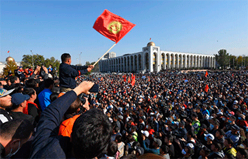 Десятки силовиков перешли на сторону протестующих в Бишкеке