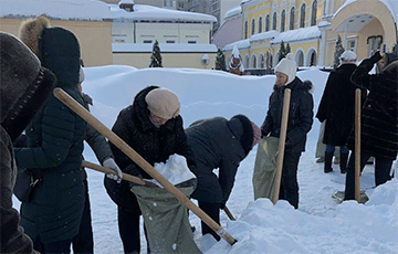 В Саратове учителей при -20°С заставили собирать снег в мешки