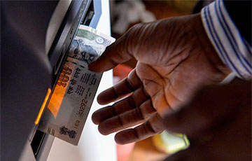 Индийцы массово снимают валюту в банкоматах