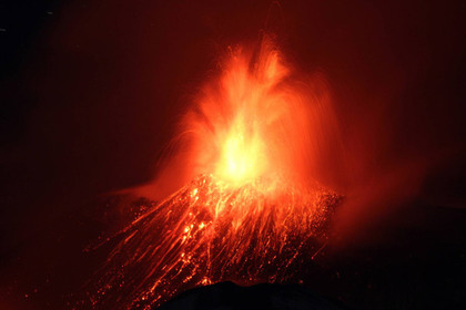 При извержении Этны пострадала съемочная группа BBC