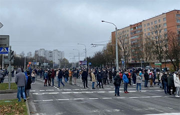 На Пушкинской в Минске люди вышли на проезжую часть