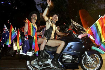 Хакеры разместили в ЖЖ «Ночных волков» снимки мотоциклистов с ЛГБТ-флагами
