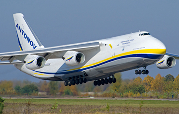Видеофакт: В Украине огромный самолет заходил на посадку боком