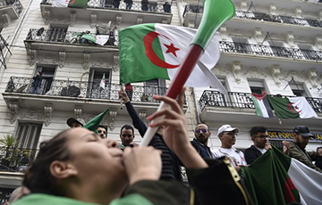 Столица Алжира встретила ликованием новость об отставке правителя