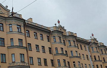 В центре Минска на фасаде здания появился бело-красно-белый декор