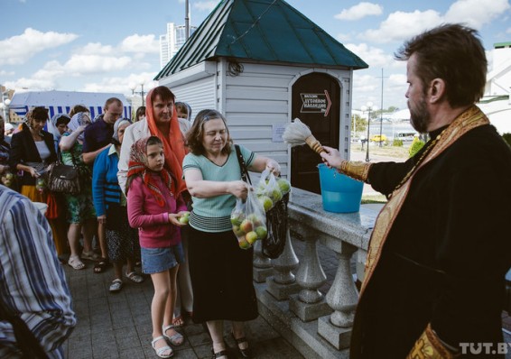 Православные отмечают яблочный спас
