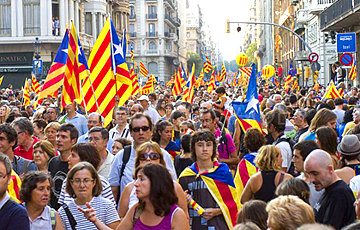 Массовые протесты в Каталонии переросли в стычки с полицией