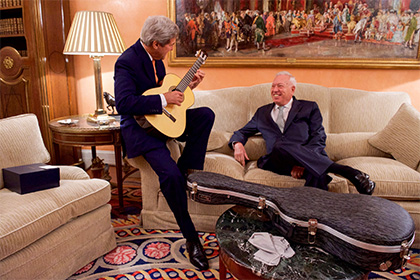 Джон Керри получил от испанцев гитару и отказался петь
