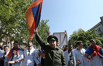 Революция в Армении онлайн: На улицы вышли студенты и военные