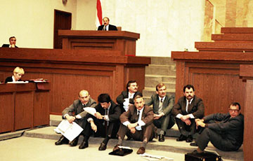 «Страной правит хунта»: 23 года назад депутаты Верховного Совета встали на защиту Конституции