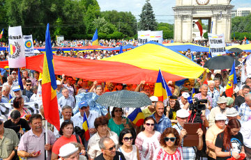 Митинг за объединение Молдовы с Румынией перерос в столкновения с полицией