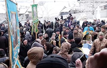 Украинцы выгнали из церкви промосковских попов, которые на давали отпеть героя ВСУ