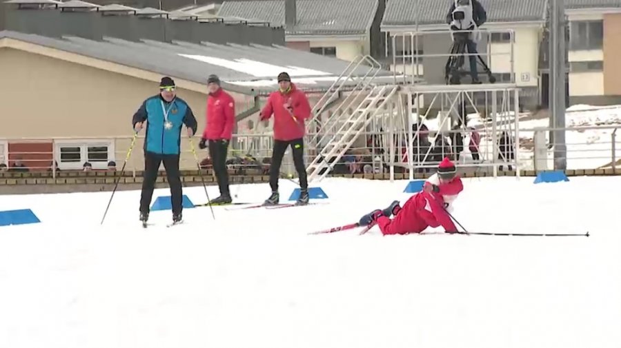 На «Минской лыжне» чиновник четыре раза упал при приближении Лукашенко
