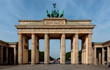 В Берлине над Бранденбургскими воротами появилось белорусское слово «дзякуй»