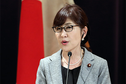 Глава Минобороны Японии отказалась уходить в отставку из-за скандала с детсадом