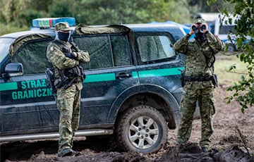 Польша показала, как белорусские пограничники подвозят мигрантов к границе на грузовике