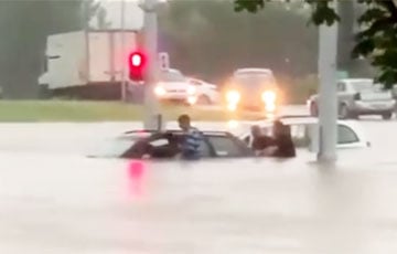 Из-за дождя в Сухарево «утонули» некоторые авто, пешеходы идут по колено в воде