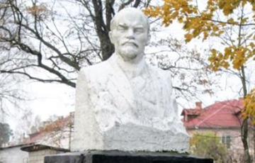 В Березовке к памятнику Ленину принесли венок с черепами