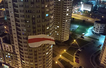 Жильцы ЖК «Каскад» вывесили огромный национальный флаг между домами