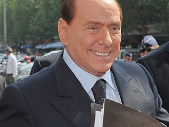 Берлускони обвинил СМИ в тиражировании "безумной" шутки про евро