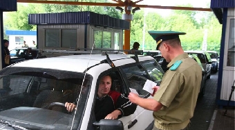 Госпогранкомитет стремится выпускать по упрощенной процедуре и более жестко проверять на въезде