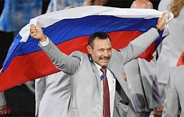 Белоруса, пронесшего российский флаг, выгнали с Паралимпиады