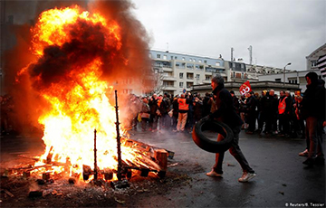 Во Франции проходят новые протесты против пенсионной реформы