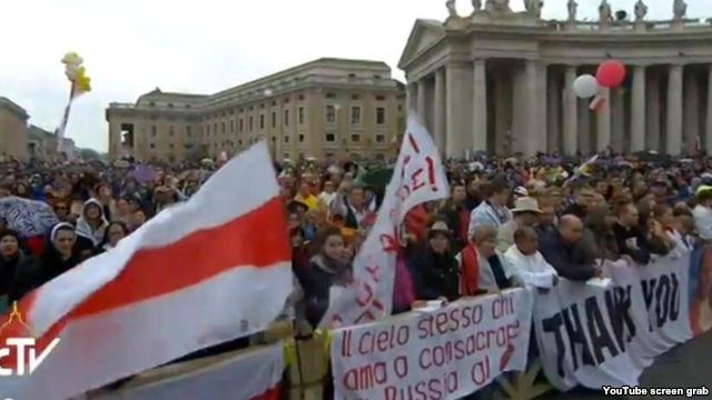 На канонизации Иоанна Павла II развевается бело-красно-белый флаг