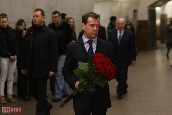 Суриков от имени президента России возложил венок к станции метро "Октябрьская"