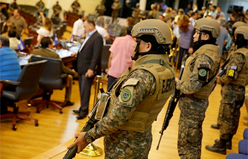 В парламент Сальвадора зашли тяжело вооруженные силовики