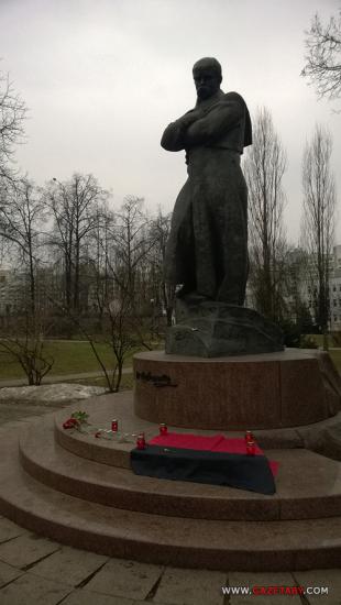 Минчане снова несут к посольству Украины цветы и свечи