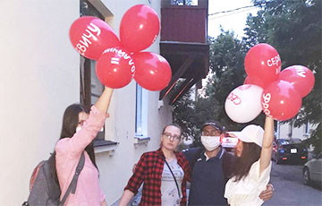 Фотофакт: На выходных минчане гуляли с шарами «Свободу политзаключенным»