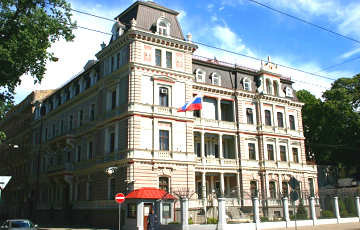Латвийцы будут еженедельно пикетировать посольство РФ в Риге