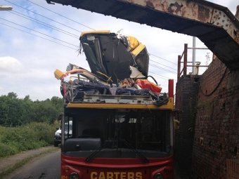На востоке Англии автобусу мостом снесло крышу