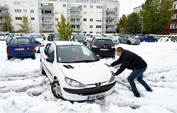 Францию накрыли несезонные снегопады: 200 тысяч домов без света