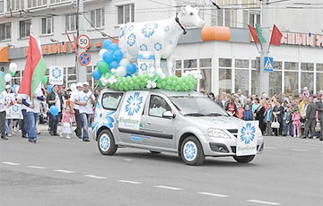 Власти «выкатили» на парад в Витебске картонный паровозик, корову и баранки