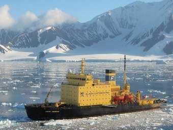 Во льдах Антарктики застрял российский ледокол со съемочной группой BBC
