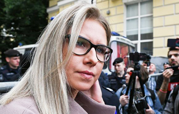 Российскую оппозиционерку Соболь вынесли из Мосизбиркома на диване